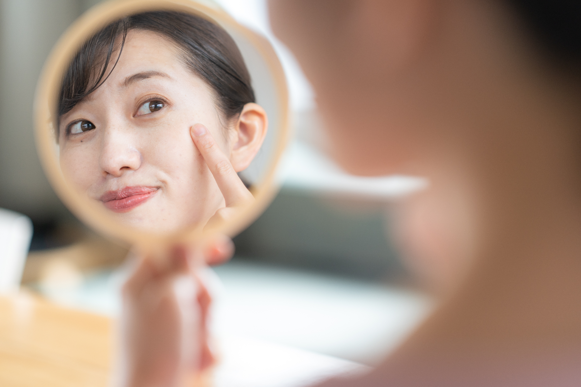 HydroSaeng beauty campaign featuring three models with luminous skin